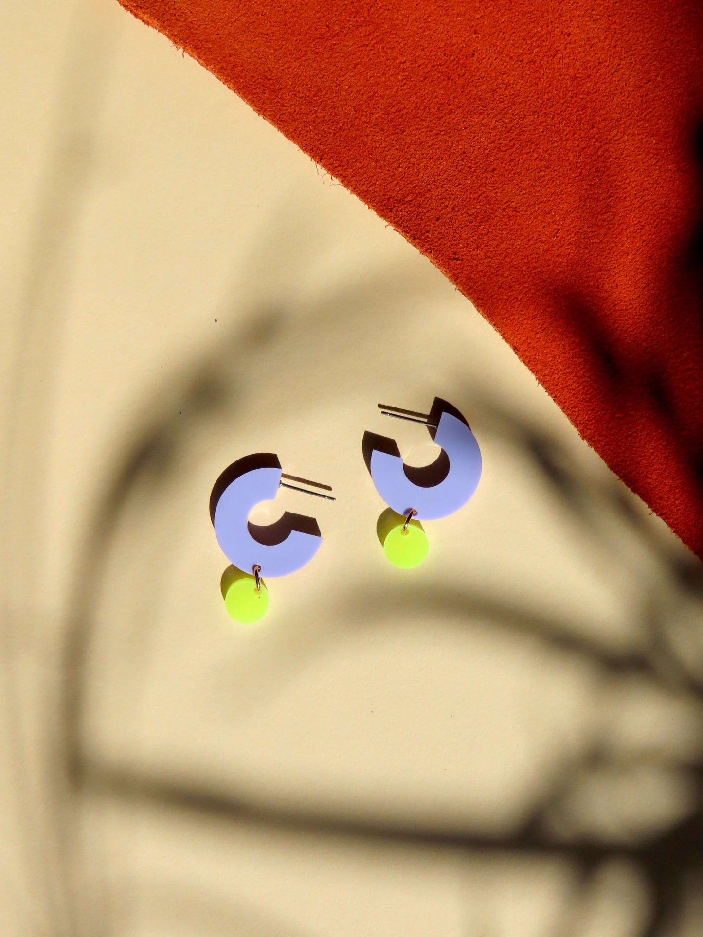 Silva earrings made of acrylic and stainless steel in lilac and neon yellow