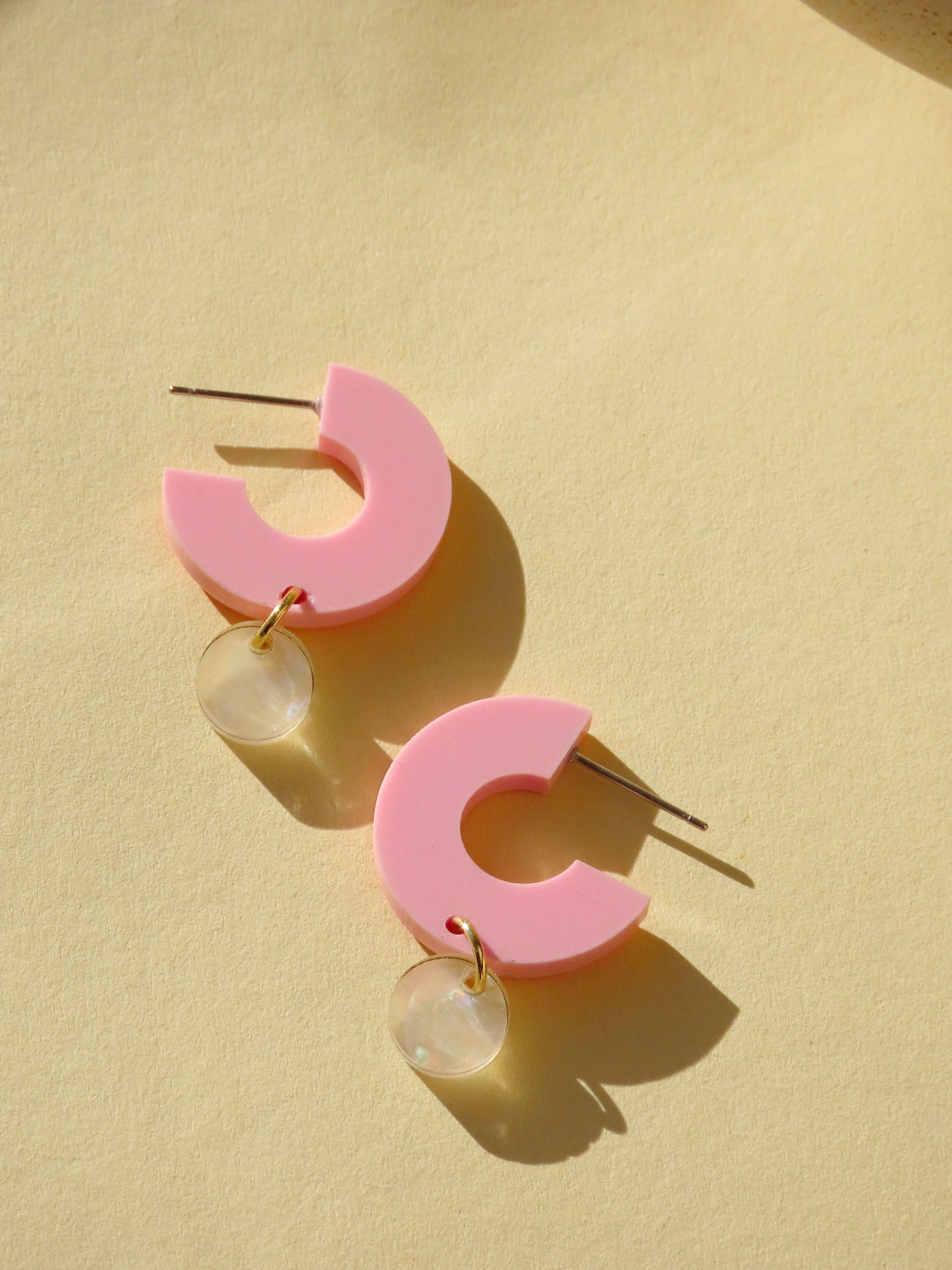 Creolen Silva aus Acryl und Edelstahl in rosa und perlweiß