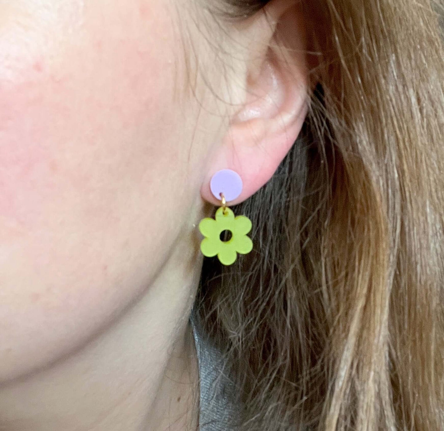 Single Daisy Acryl Ohrringe mit Edelstahlstecker in rosa rot