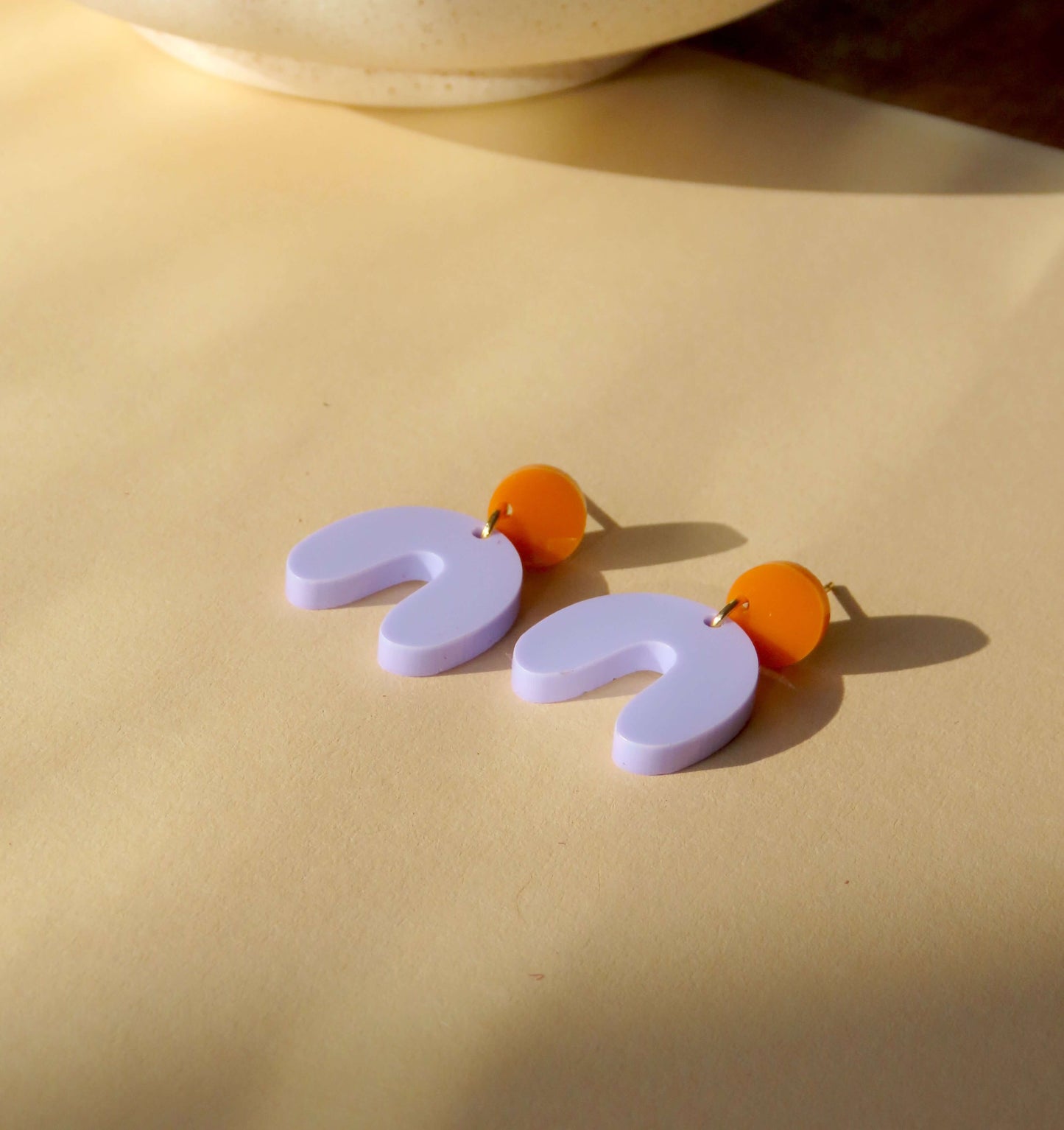 Kleine Orangegelbe Flieder Arch Bogen Ohrringe