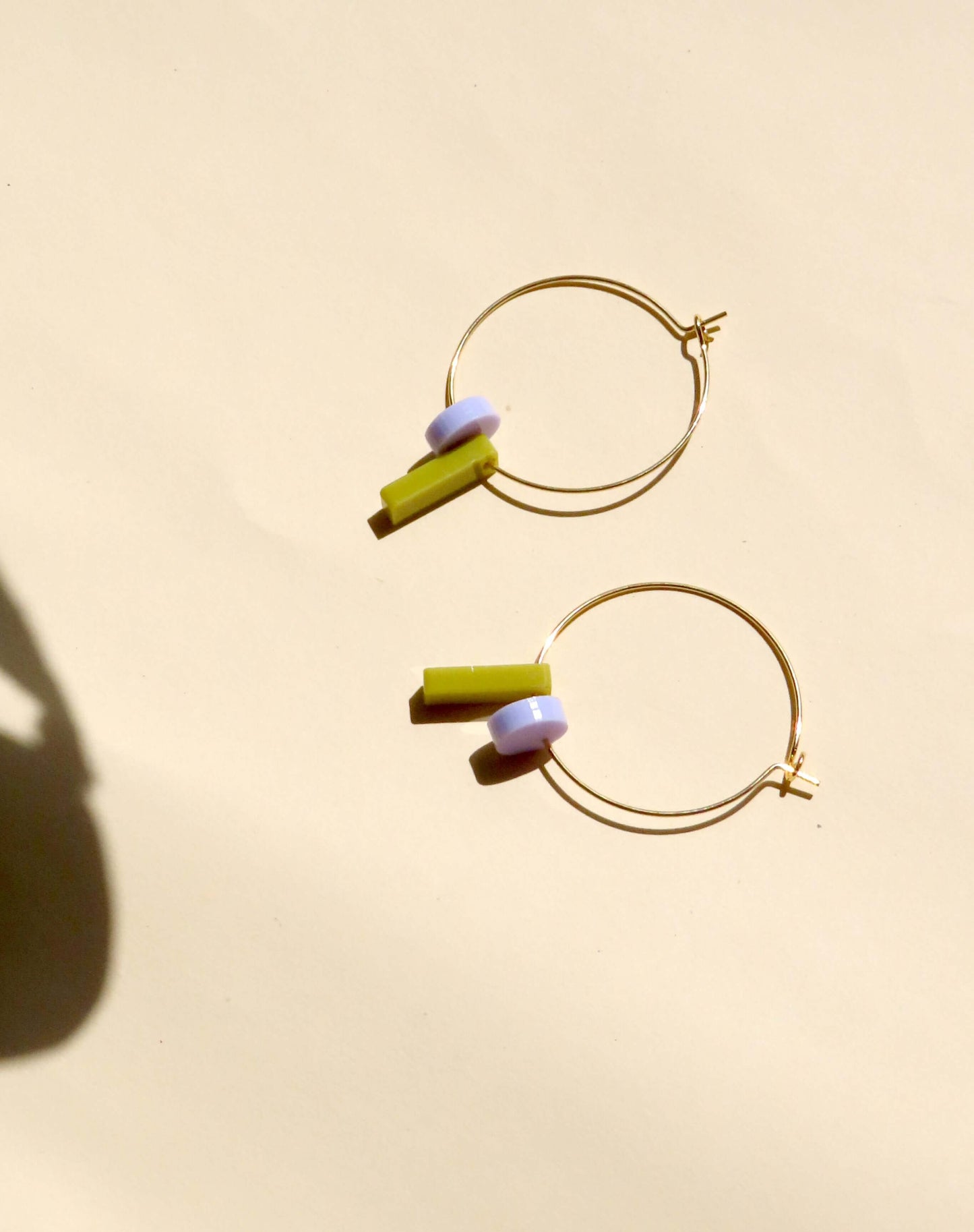 Dots mit Stick Hoops aus vergoldetem Edelstahl in avocado & flieder