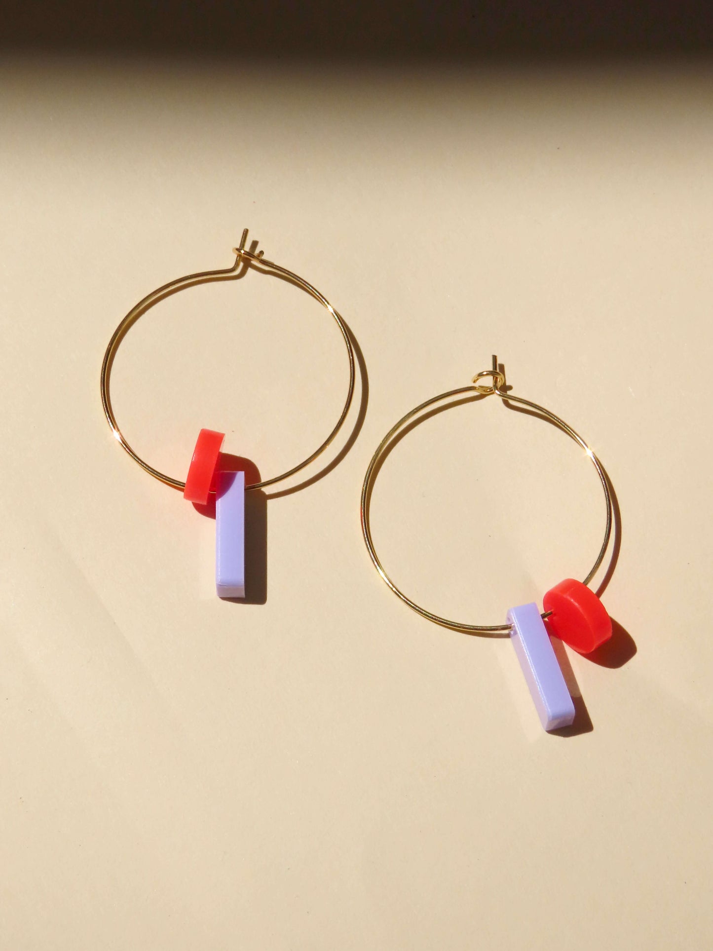 Dots mit Stick Hoops aus Edelstahl flieder feuerrot