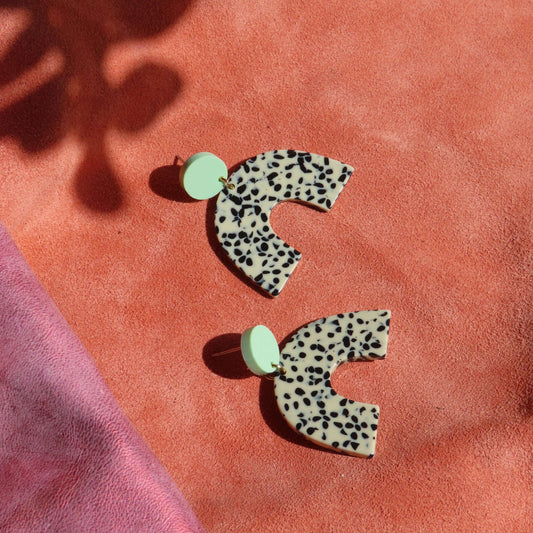 Greige Dots Bogen Statement Ohrringe
