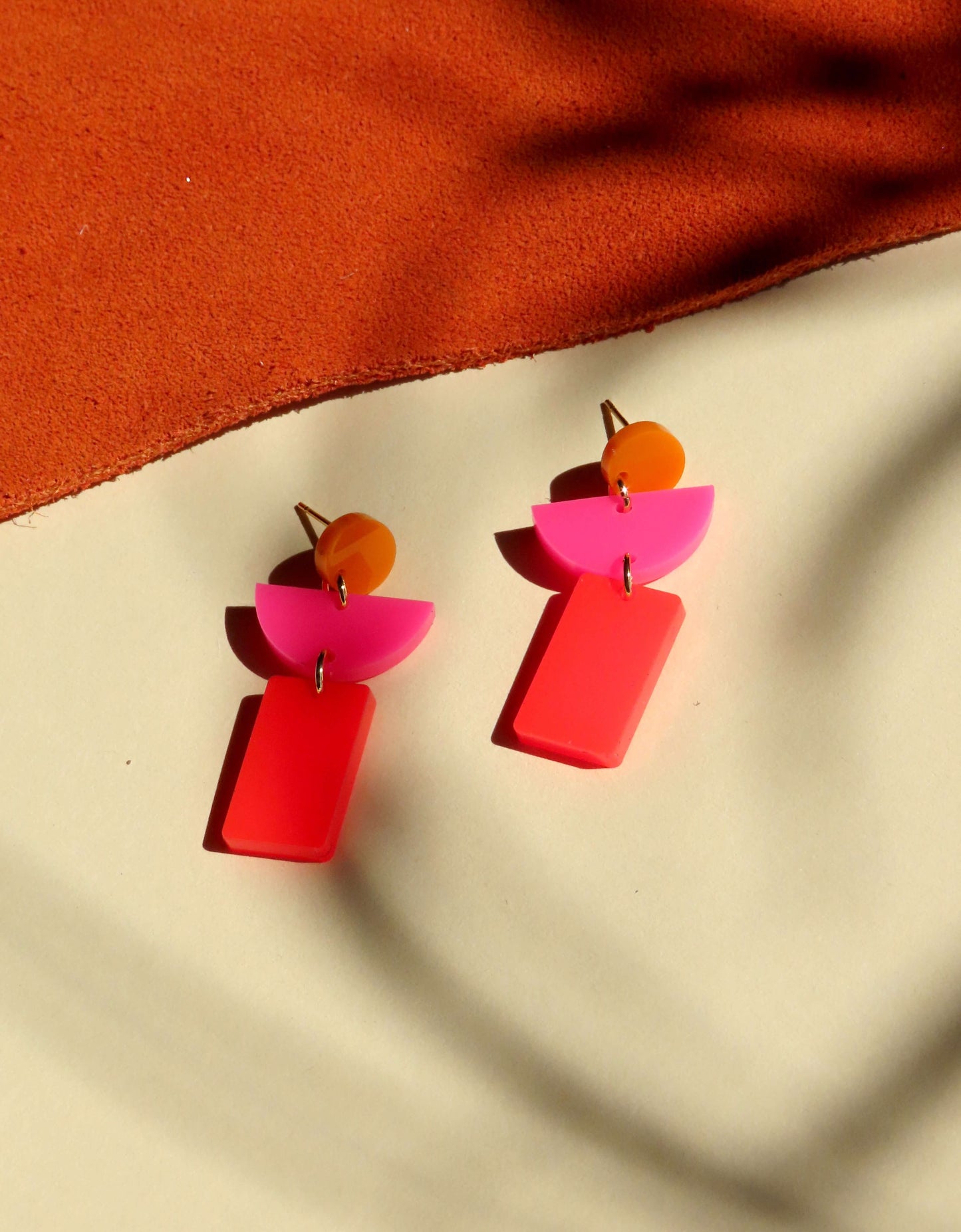 Lille Ohrringe mit Edelstahl Steckern in orange pink feuerot