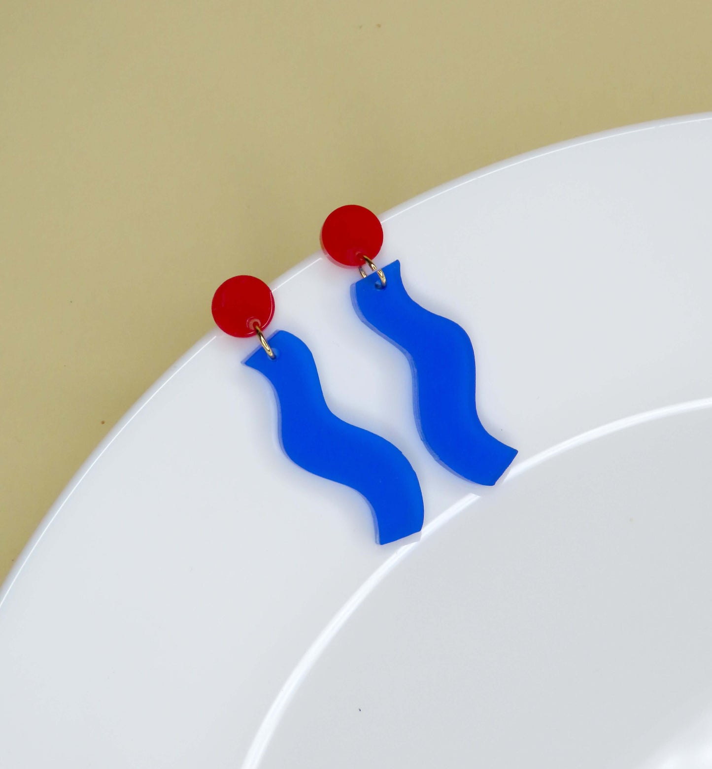 Wormly Ohrringe mit Edelstahl Steckern in rot tintenblau