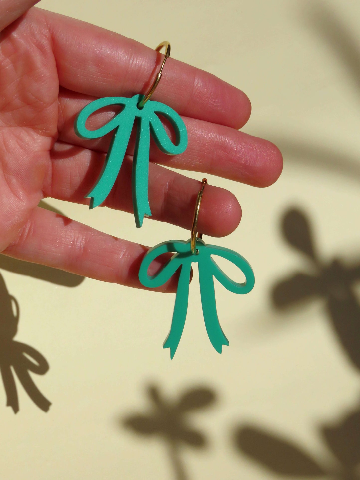 Türkise Schleifen-Ohrringe aus Acryl – Leicht & Modern mit goldfarbenen Creolen