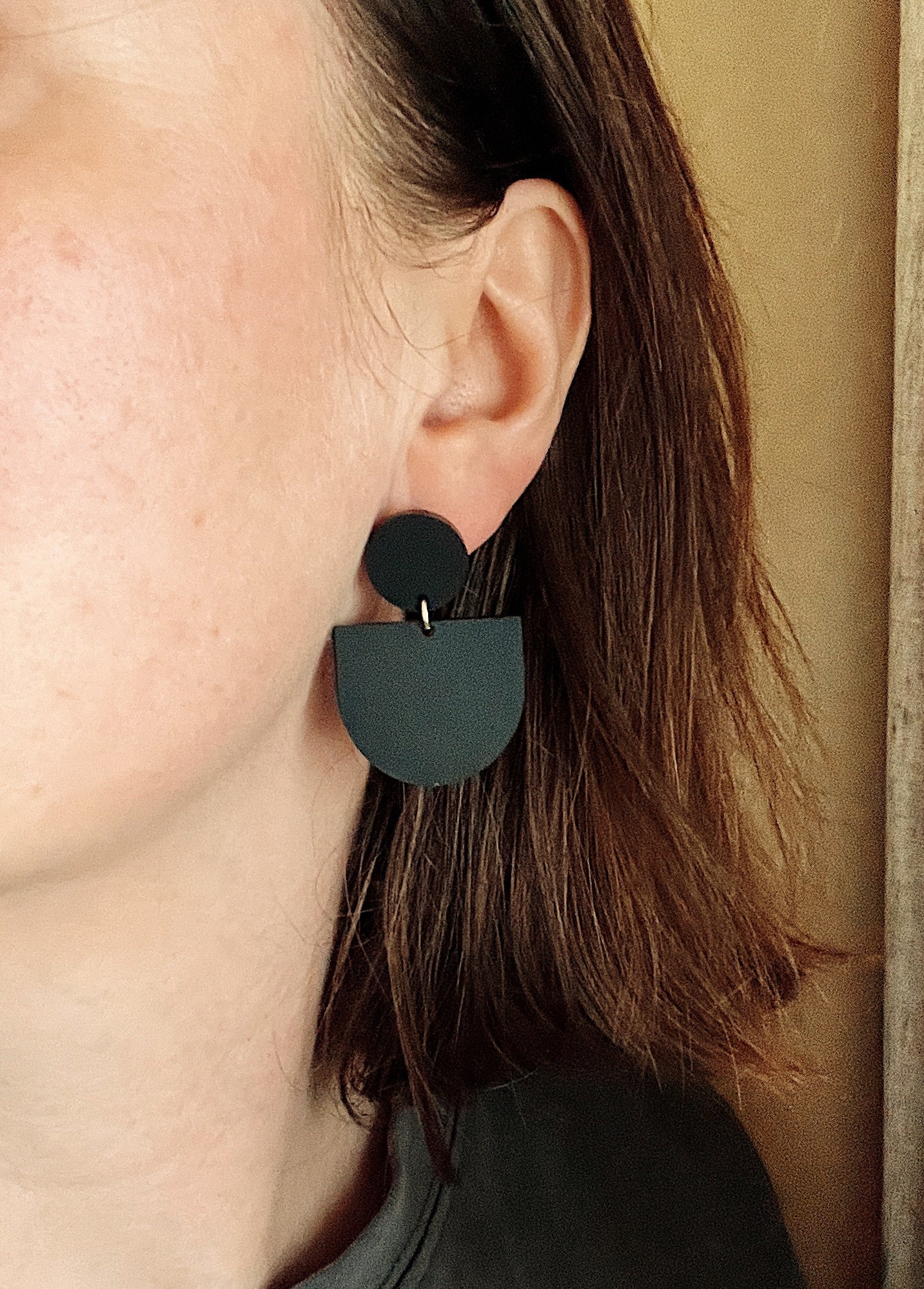 Schwarze kleine Statement Ohrringe aus Acryl