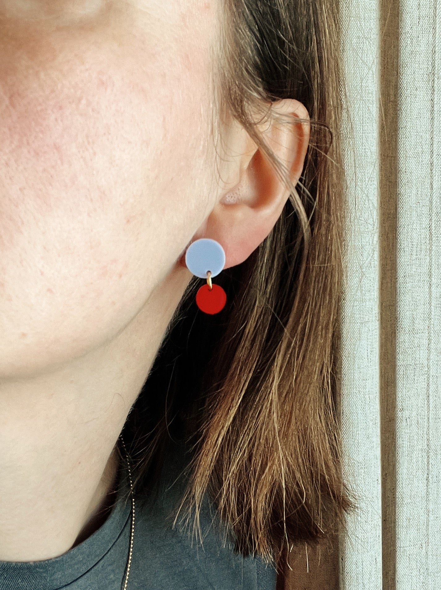 Big Dotty Acryl Ohrringe in flieder rot