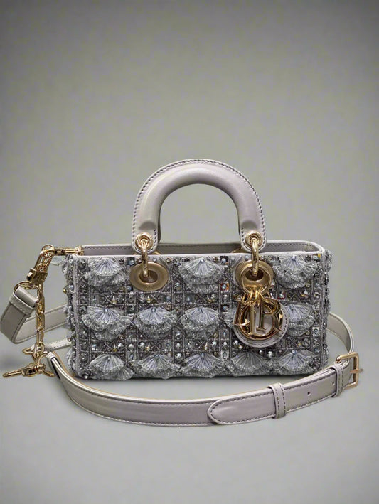 Hátískuleg leðurhandtaska fyrir konur frá Christian Dior með klassískum stíl og nútímalegri hönnun