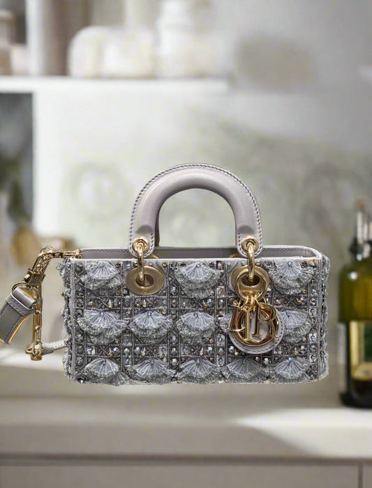 Hátískuleg leðurhandtaska fyrir konur frá Christian Dior með klassískum stíl og nútímalegri hönnun