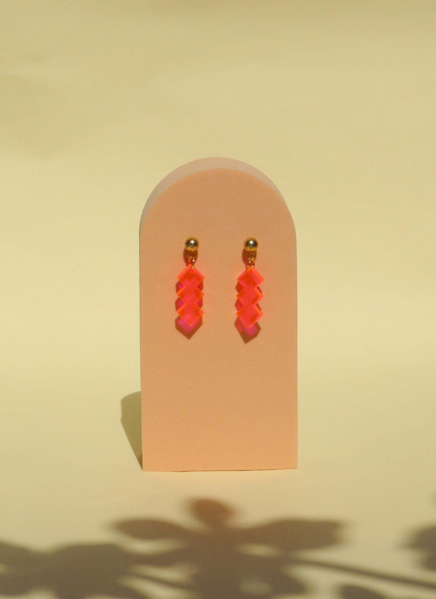 Zickzack Neon-Pinke Acryl Statement Ohrhänger