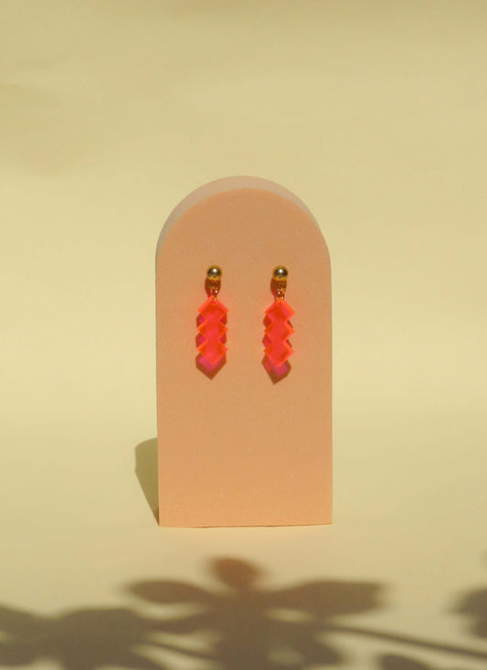 Zickzack Neon-Pinke Acryl Statement Ohrhänger