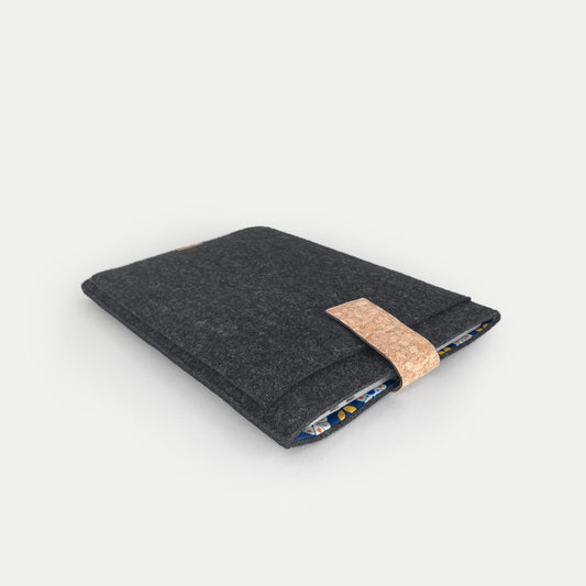 Hülle für Dynabook Protege | mit Magnetverschluss und extra Fach  | anthrazit - Bloom | Modell "HAKA"