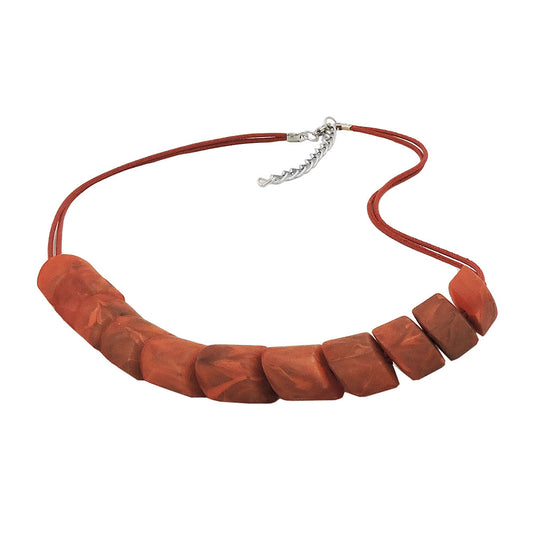 Hálsmen skásett perla úr plasti, ryðbrún marmarasnúra, ryðbrún 45 cm