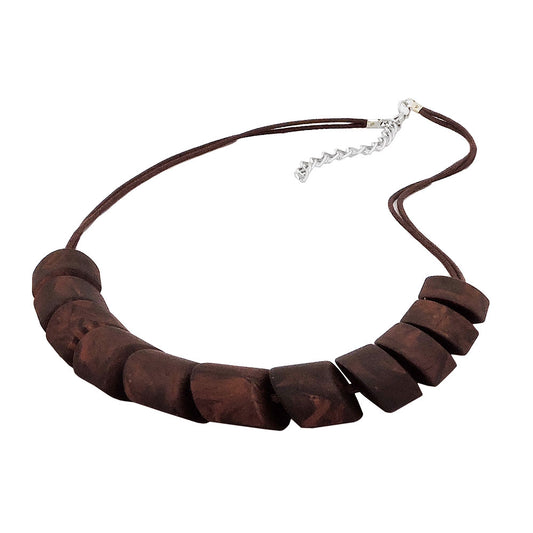 Hálsmen með skásettri perlu úr plasti, brún-marmaraþráður, dökkbrúnn, 45 cm