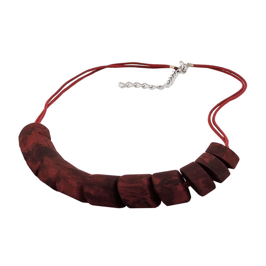 Hálsmen með skásettri perlu úr plasti, rauð-svart-marmaraþráður, dökkrauð, 45 cm