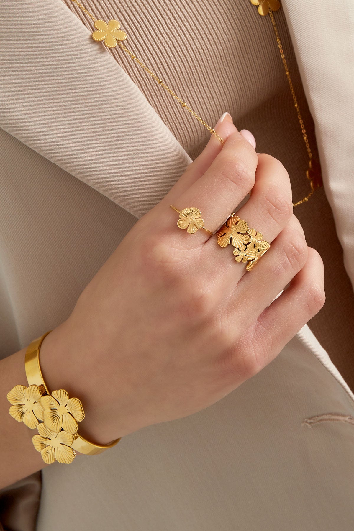 Ring mit süßer Blume – Goldfarbe - Goldfarbefarbe
