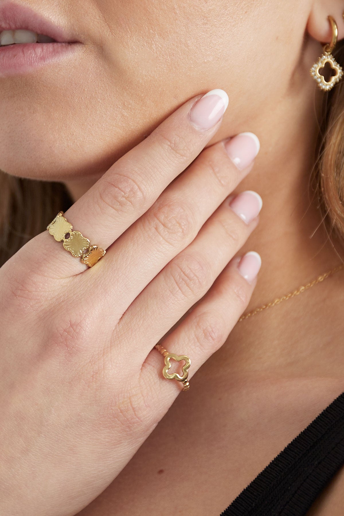Gedrehter Ring mit Kleeblatt