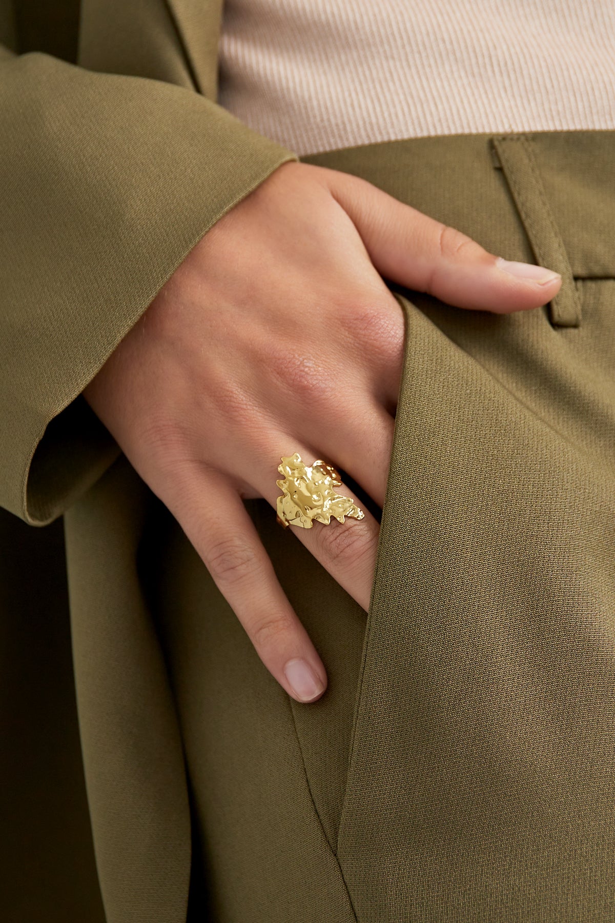 Ring mit abstrakter Textur – Goldfarbe - Goldfarbefarbe