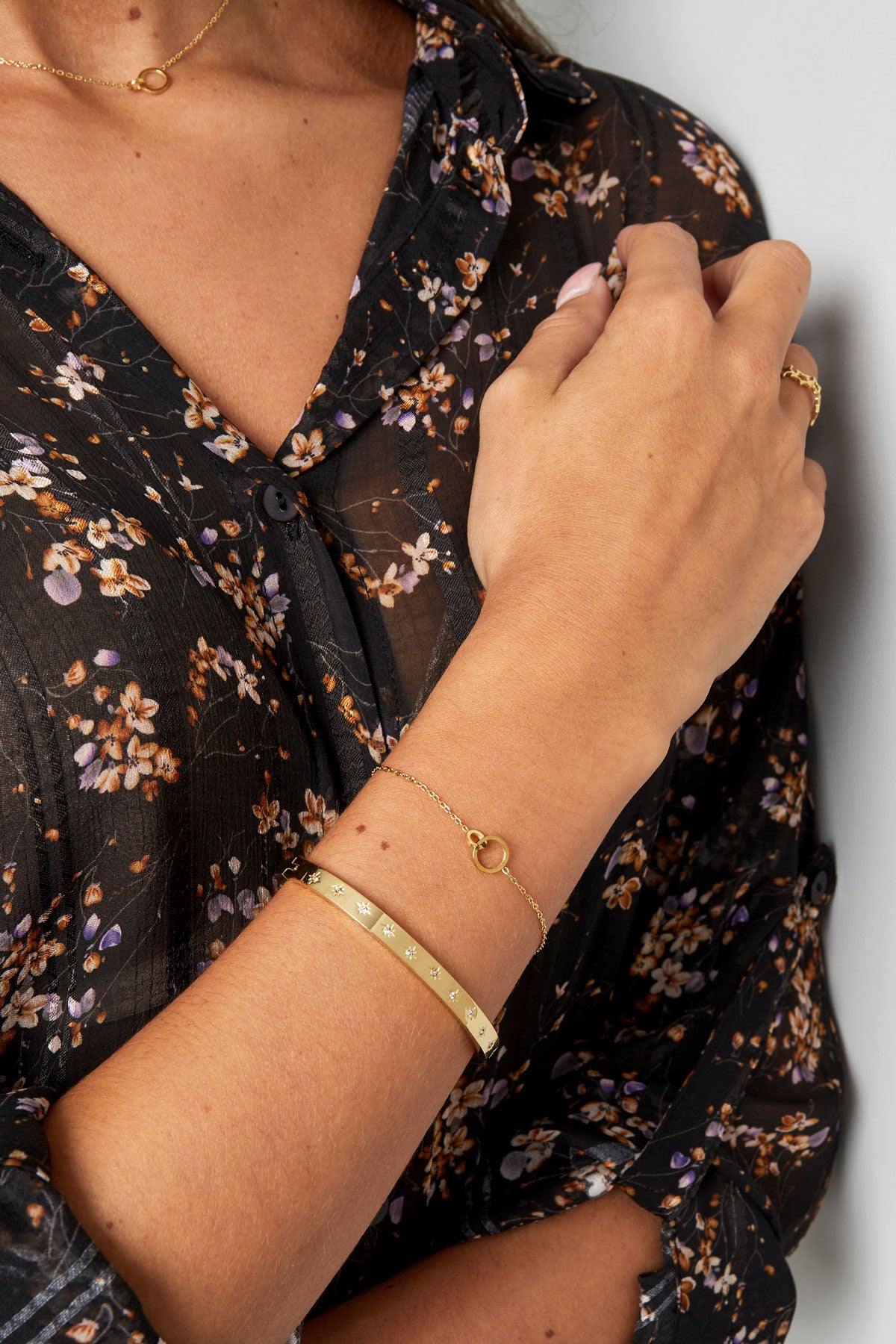 Armband verbundener Charm – Goldfarbe - Goldfarbefarbe