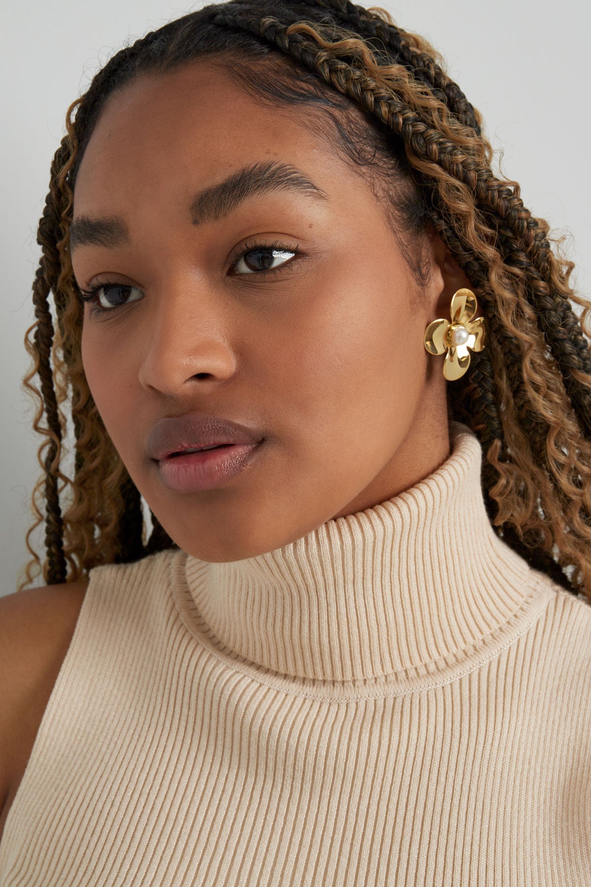 Statement-Ohrringe mit floraler Perle – Goldfarbe - Goldfarbefarbe