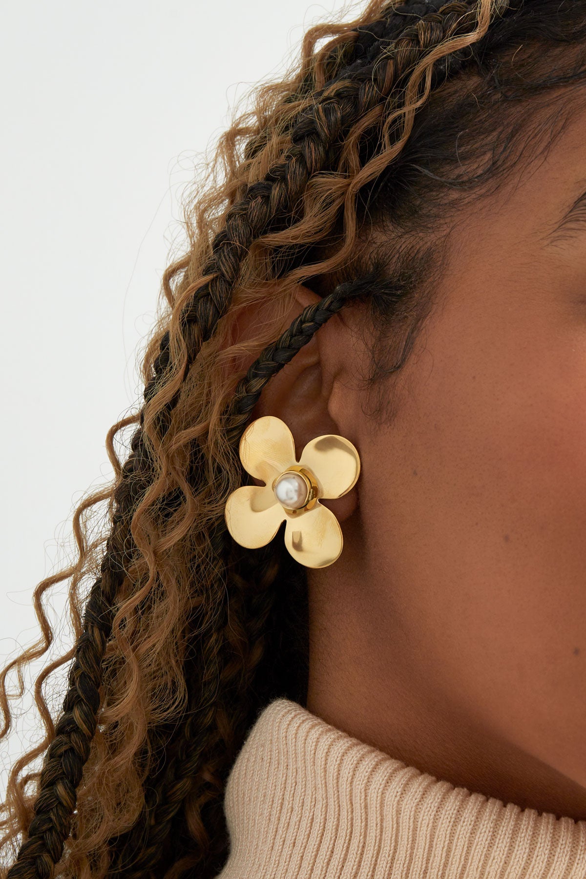 Statement-Ohrringe mit floraler Perle – Goldfarbe - Goldfarbefarbe