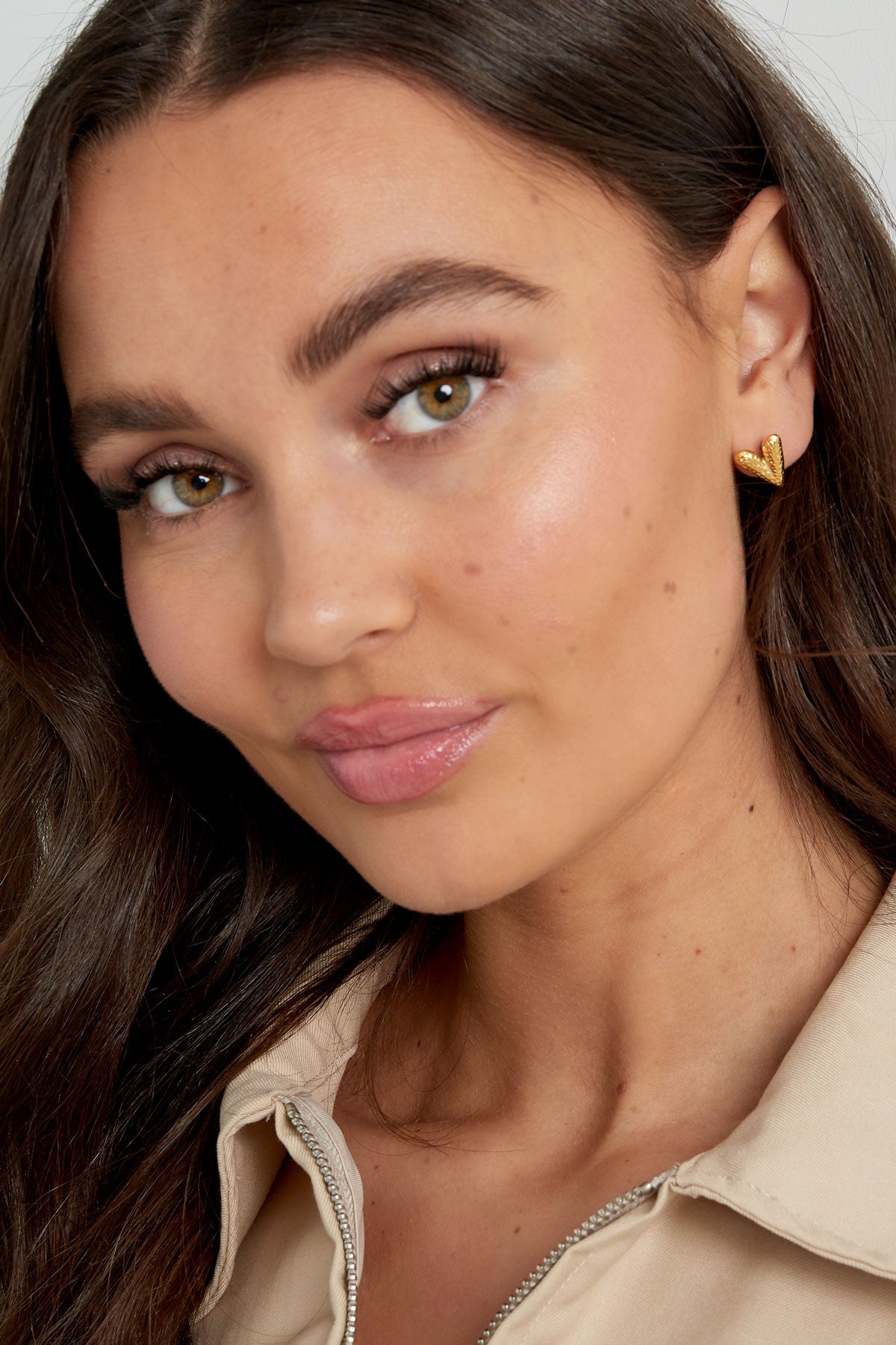 Herz-Ohrstecker mit Struktur – Goldfarbe - Goldfarbefarbe