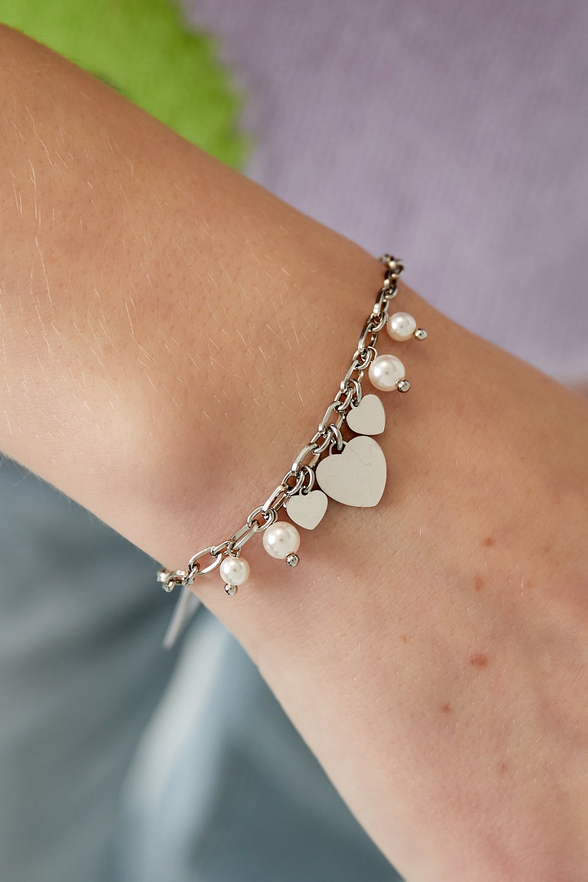Armband mit Herzen und Perlen