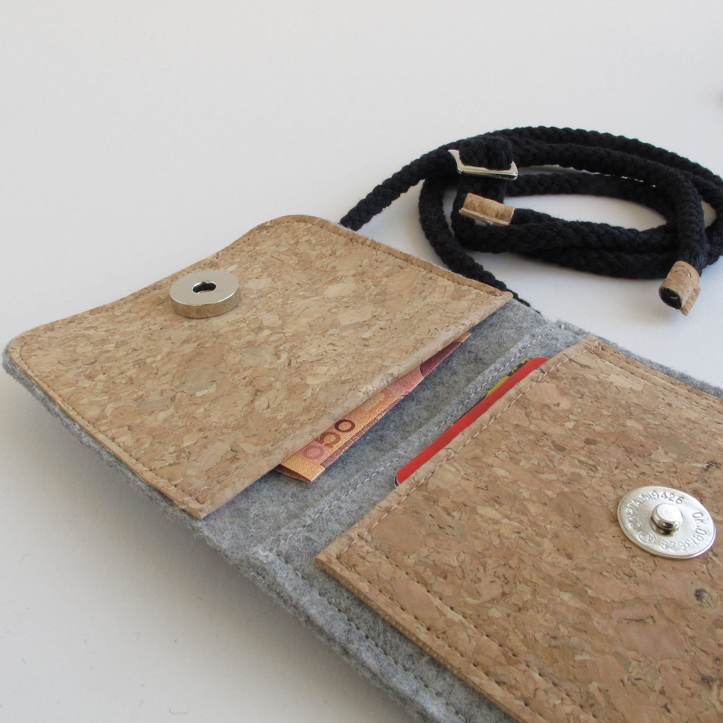 Umhängetasche für Fairphone 6 | aus Filz und Bio-Baumwolle | hellgrau - tracks | Modell KEDJA