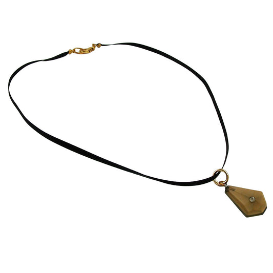 Keðja 28x17mm trapis úr plasti með hvítum glersteini, ólífubrún-kakí, textílband, svart 42cm