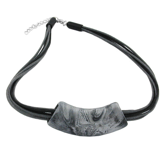 Keðja 54x19mm hengiskraut úr flötu, bognu gráu, svörtu og marmaralituðu mattplasti 45cm