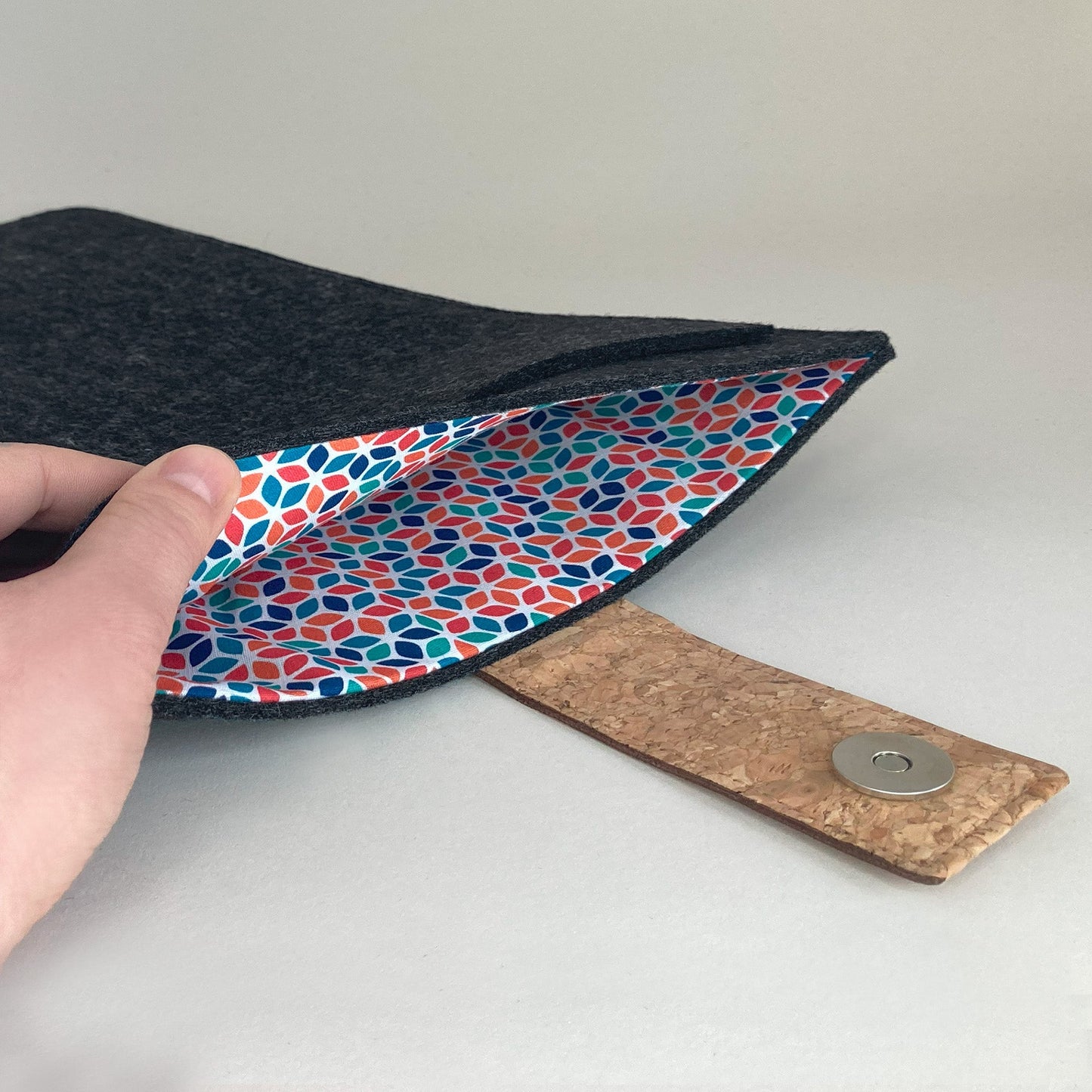 Hülle für Fujitsu LifeBook | mit Magnetverschluss und extra Fach  | anthrazit - Colorful | Modell "HAKA"