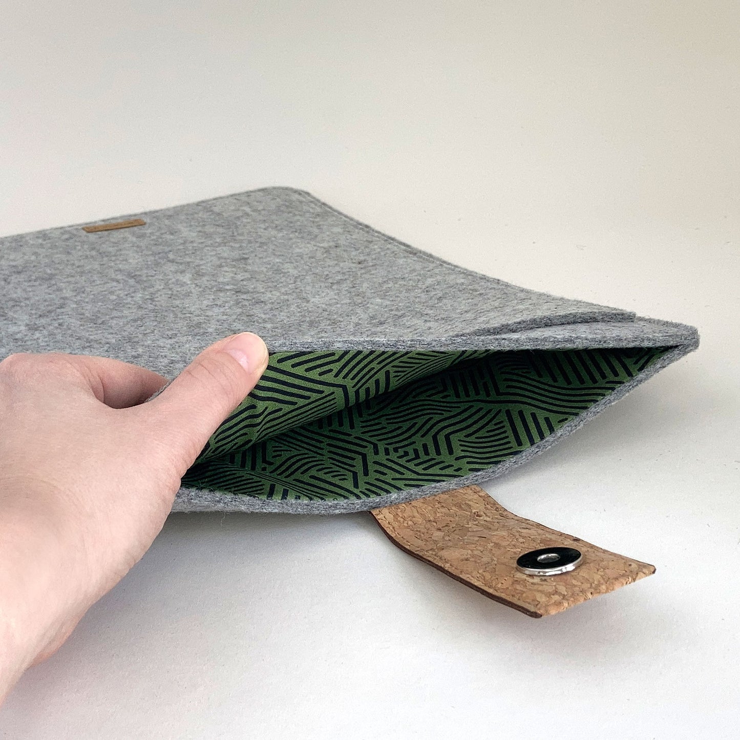 Hülle für Asus Vivobook 15 | mit Magnetverschluss und extra Fach  | hellgrau - Stripes | Modell "HAKA"