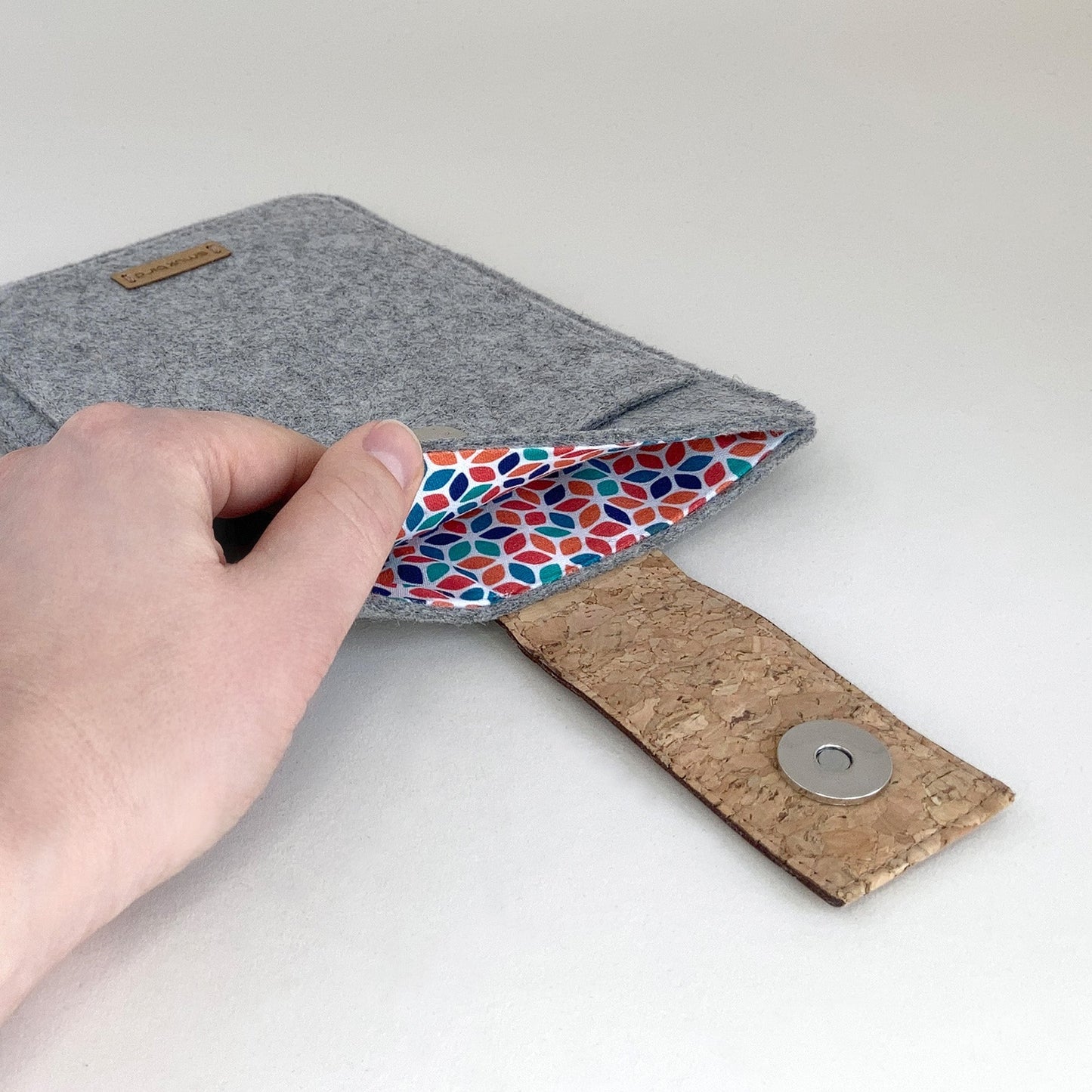 Hülle für PocketBook InkPad Eo | mit Magnetverschluss und extra Fach | hellgrau - Colorful | Modell "HAKA"
