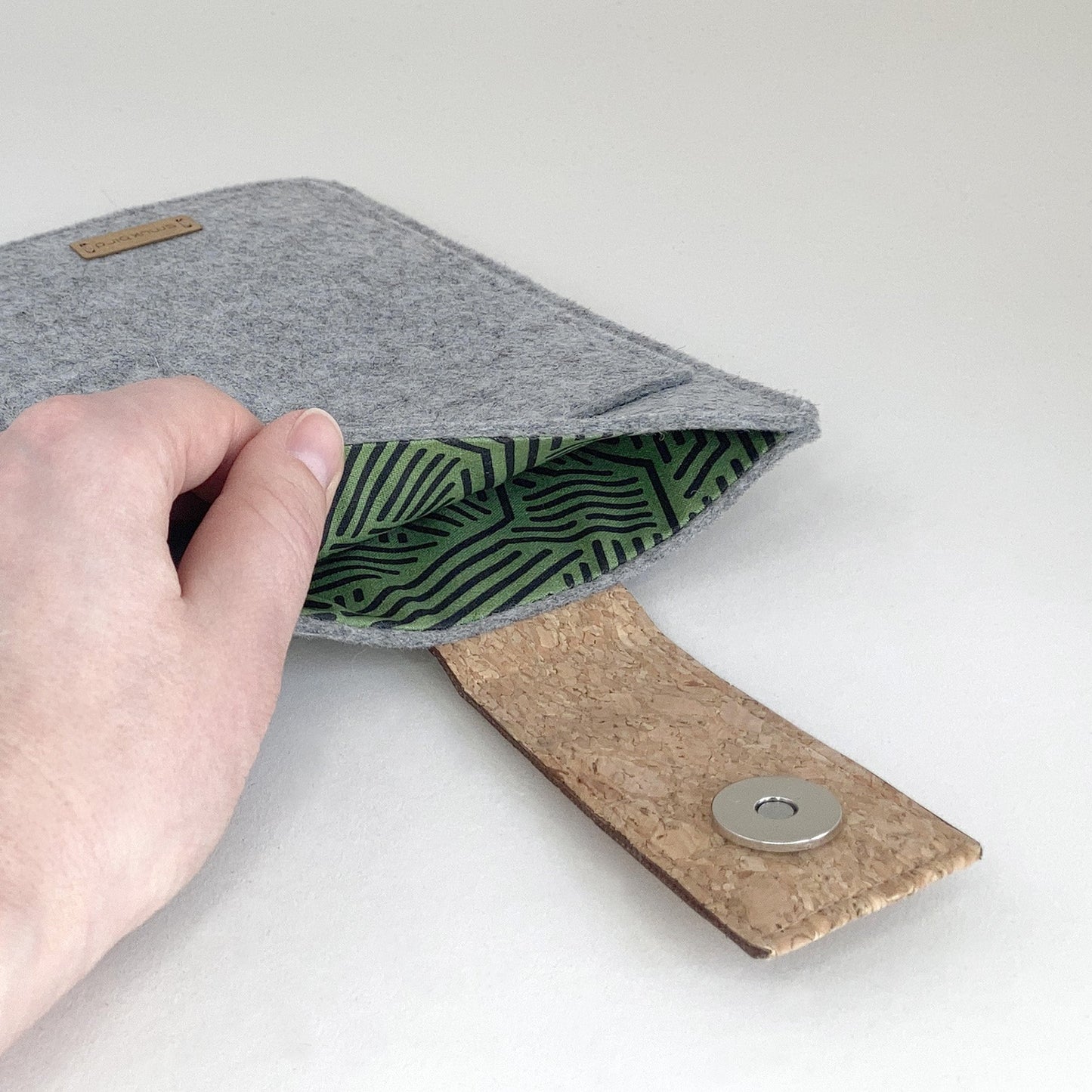 Hülle für Kobo Libra Color | mit Magnetverschluss und extra Fach | hellgrau - Stipes | Modell "HAKA"