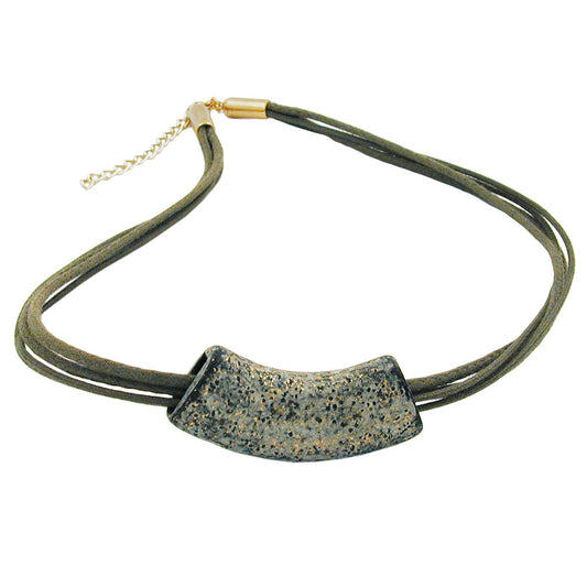 Keðja 54x19mm hengiskraut úr flötu, sveigðu, stein-ólívubláu, mattu plasti 45cm