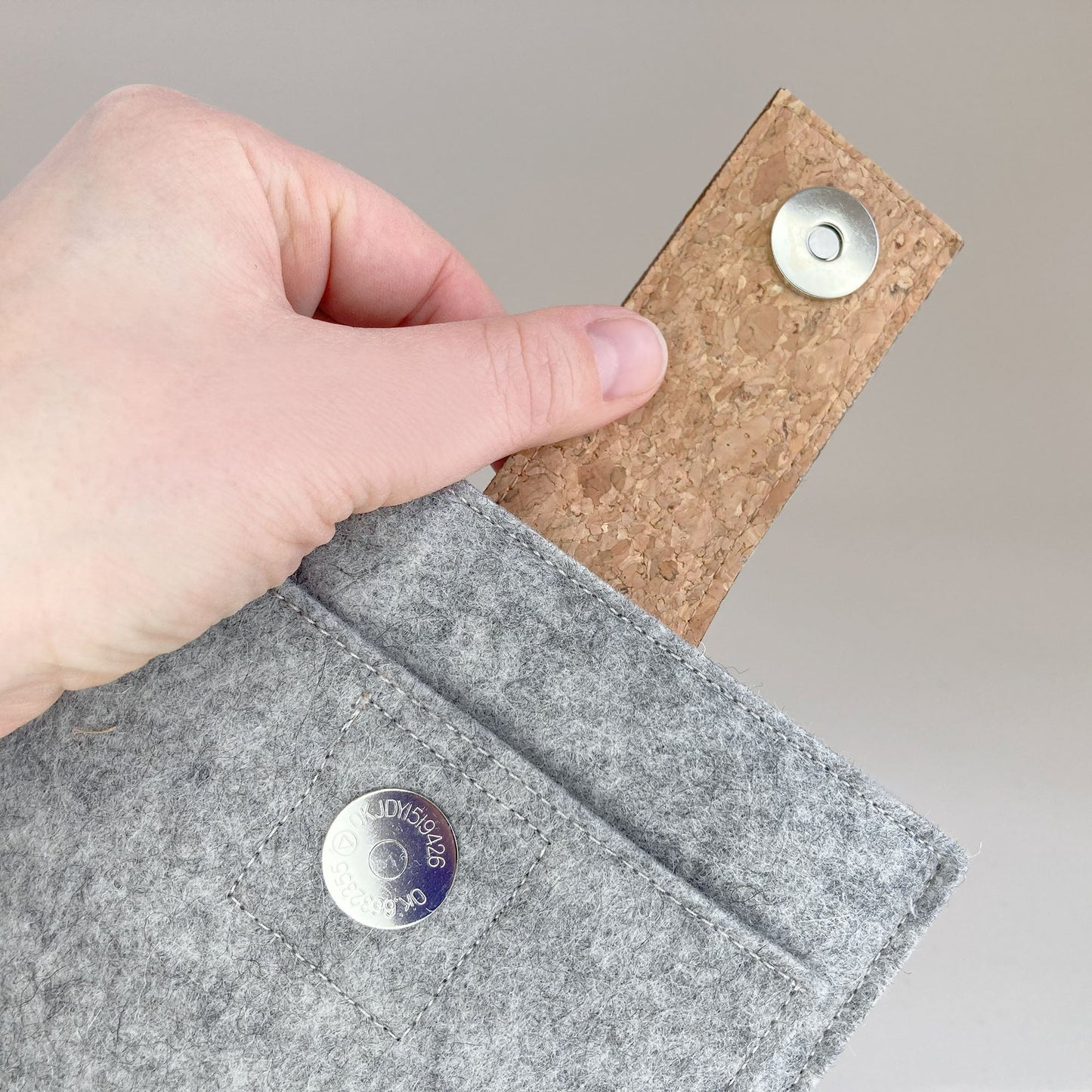 Hülle für Kobo Libra Color | mit Magnetverschluss und extra Fach | hellgrau - Stipes | Modell "HAKA"