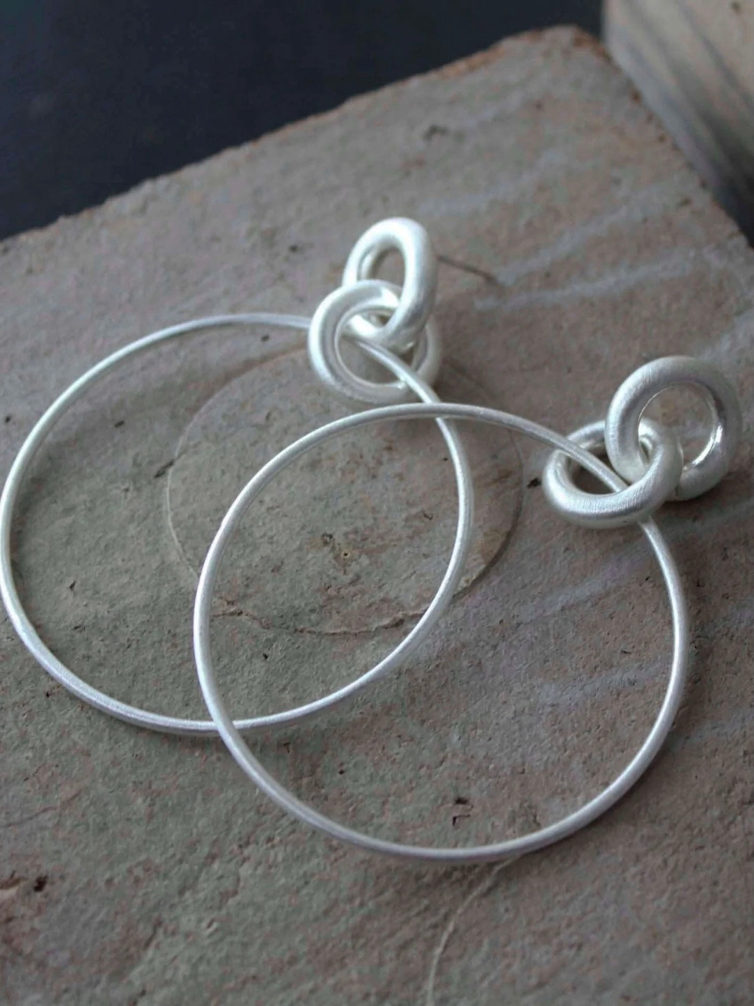 Ohrhänger Tula Statement Hoop, in 2 Farben