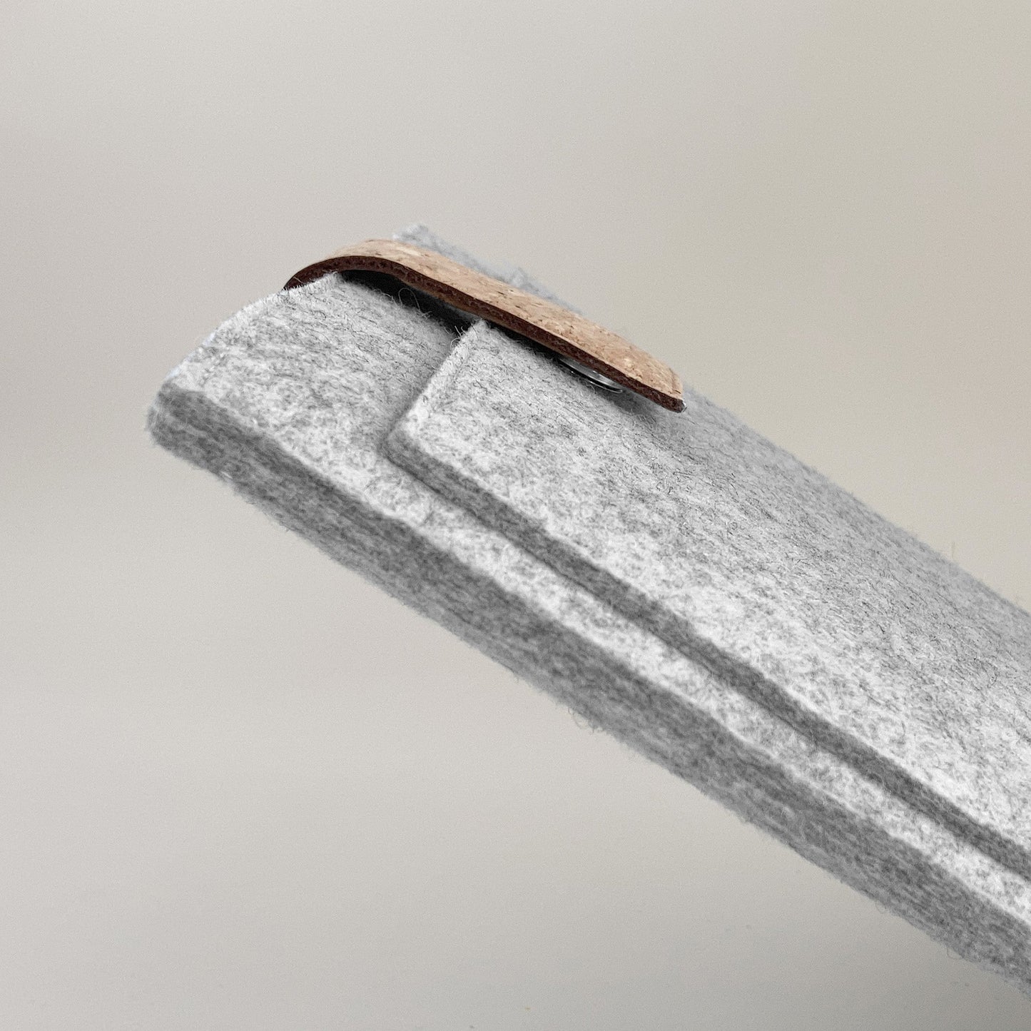 Hülle für MacBook Air 13 | mit Magnetverschluss und extra Fach  | hellgrau - Bloom | Modell "HAKA"