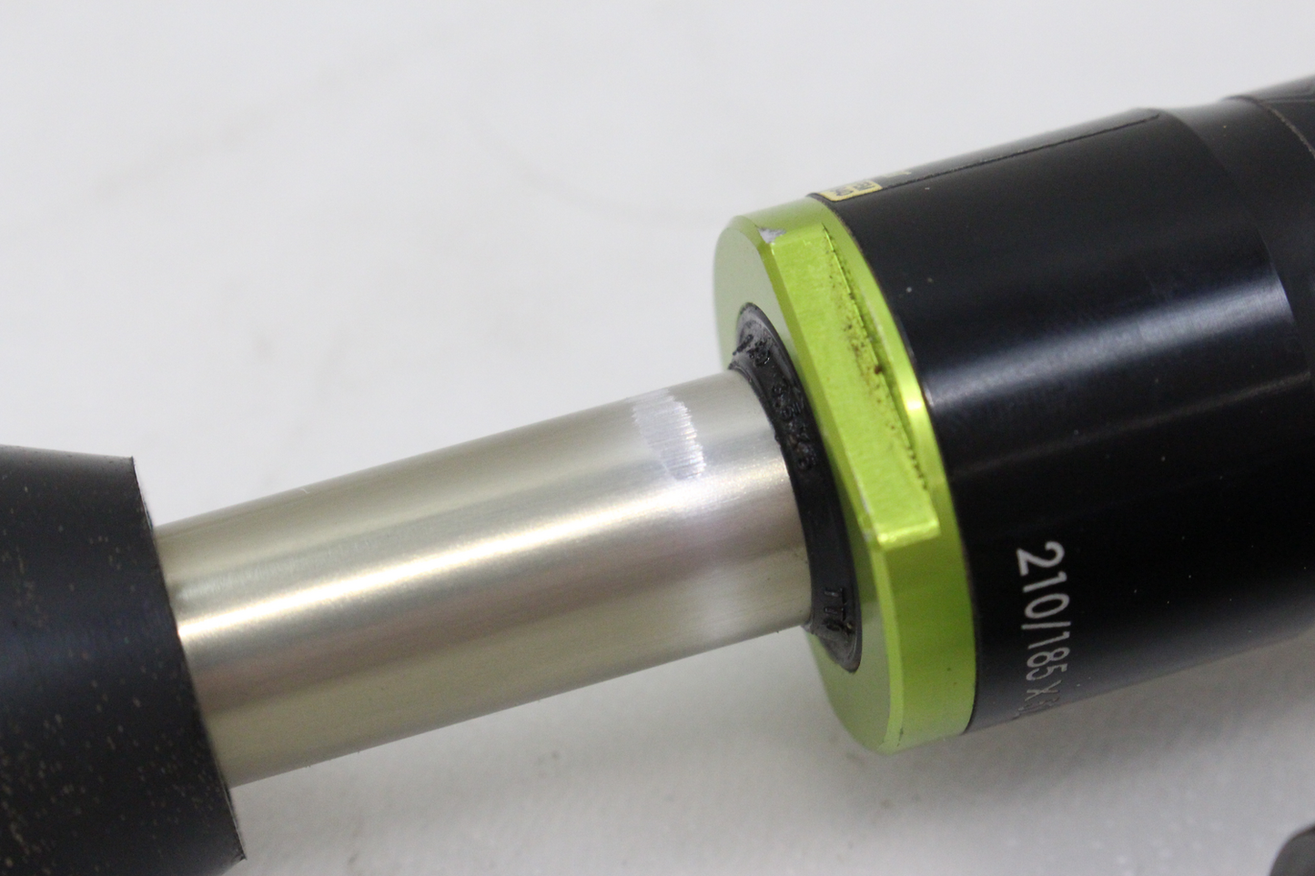 B-flokks Dvo Suspension Jade Trunnion höggdeyfir, hjóladempari, 185x52,5 mm. Sjá myndir.