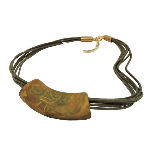 Keðja 54x19mm hengiskraut úr flötu, sveigðu brúnu, ólífugrænu og marmaralituðu mattplasti 45cm