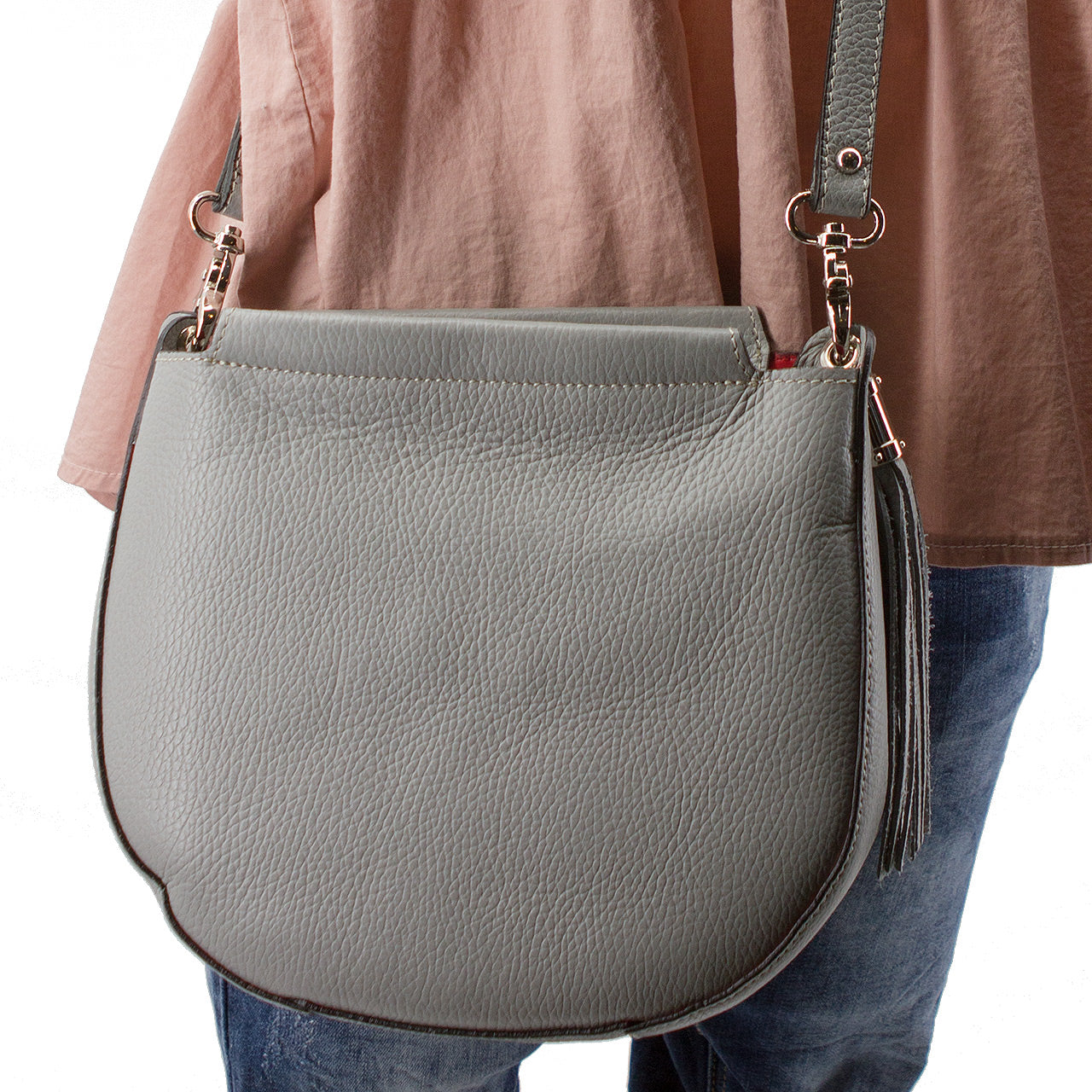 Umhängetasche in D Form mit Quaste Grau