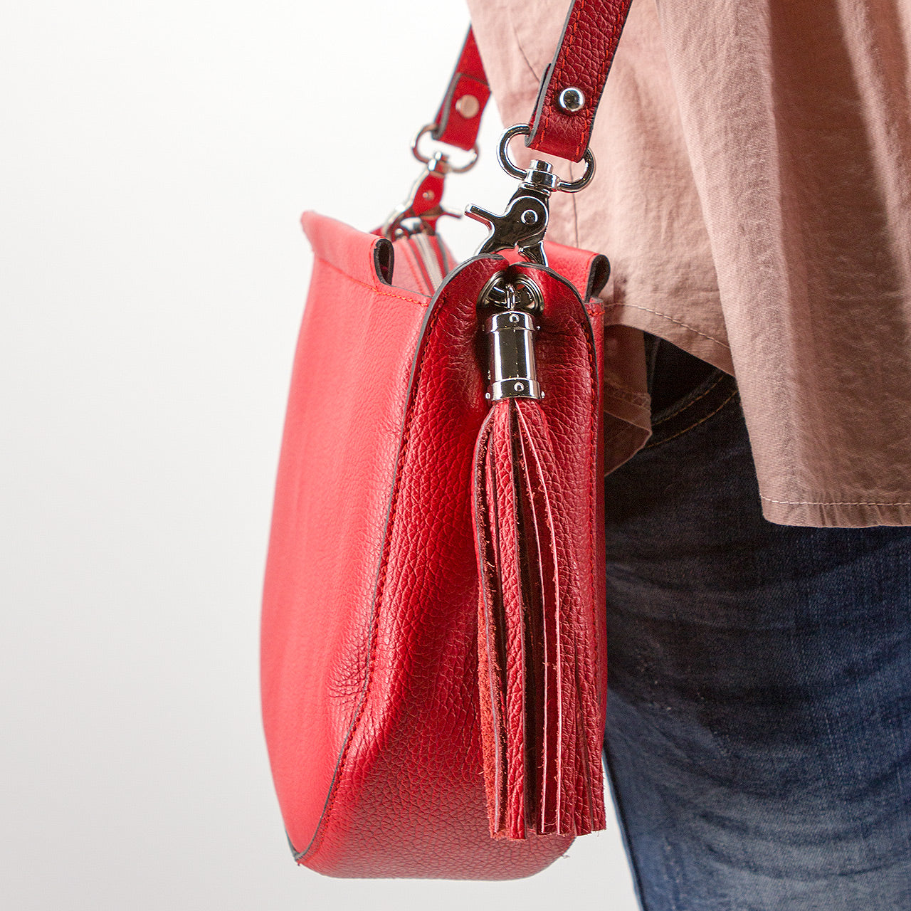 Umhängetasche in D Form mit Quaste Rot