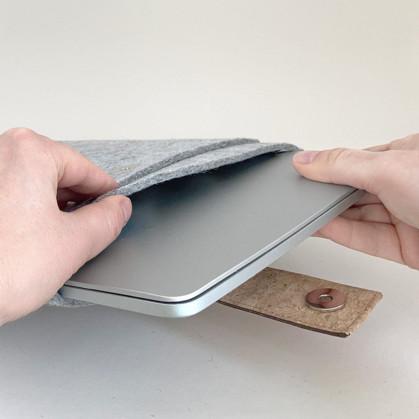 Hülle für Asus Vivobook 15 | mit Magnetverschluss und extra Fach  | hellgrau - Stripes | Modell "HAKA"