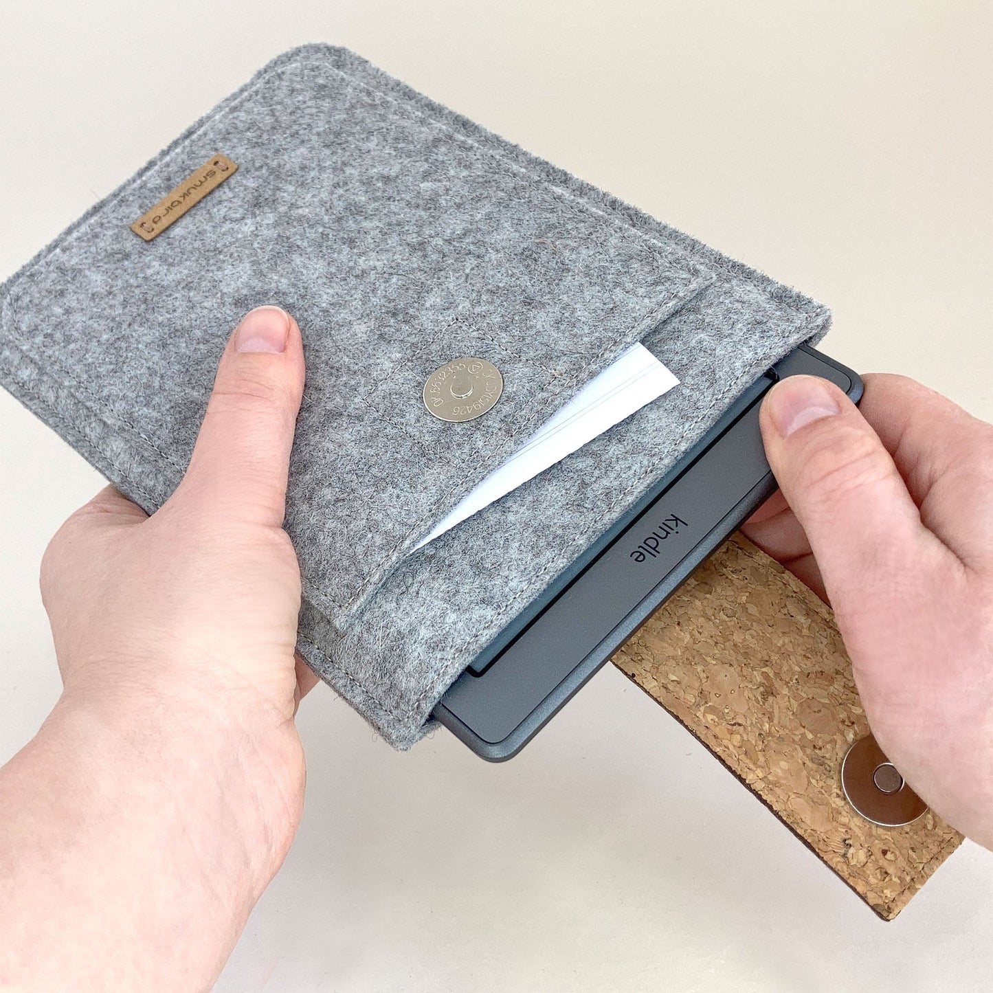 Hülle für Kobo Libra Color | mit Magnetverschluss und extra Fach | hellgrau - Stipes | Modell "HAKA"