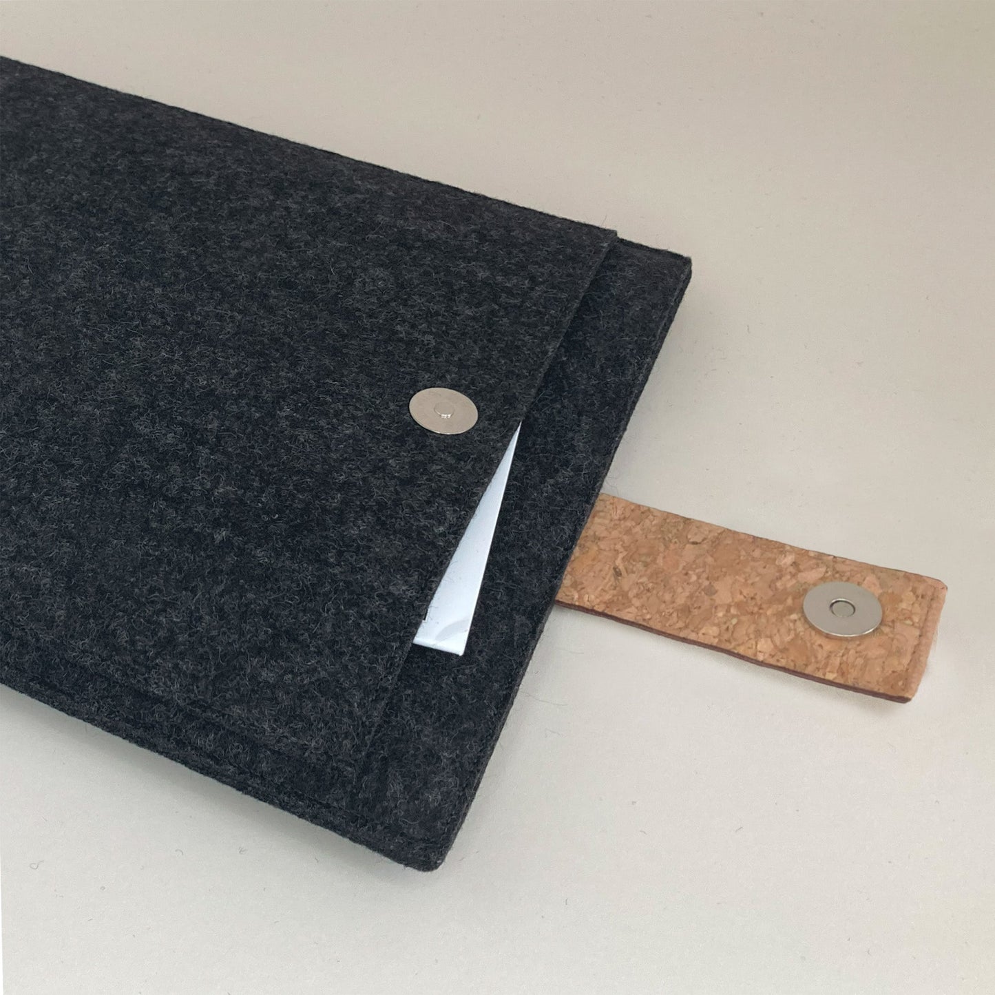 Hülle für MacBook Pro 13 | mit Magnetverschluss und extra Fach  | anthrazit - Shapes | Modell "HAKA"
