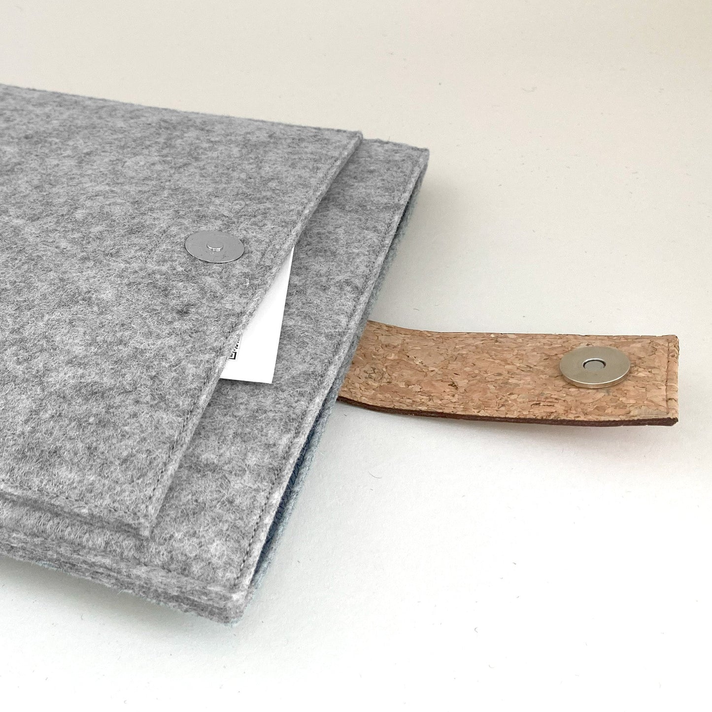 Hülle für Asus Vivobook 15 | mit Magnetverschluss und extra Fach  | hellgrau - Stripes | Modell "HAKA"