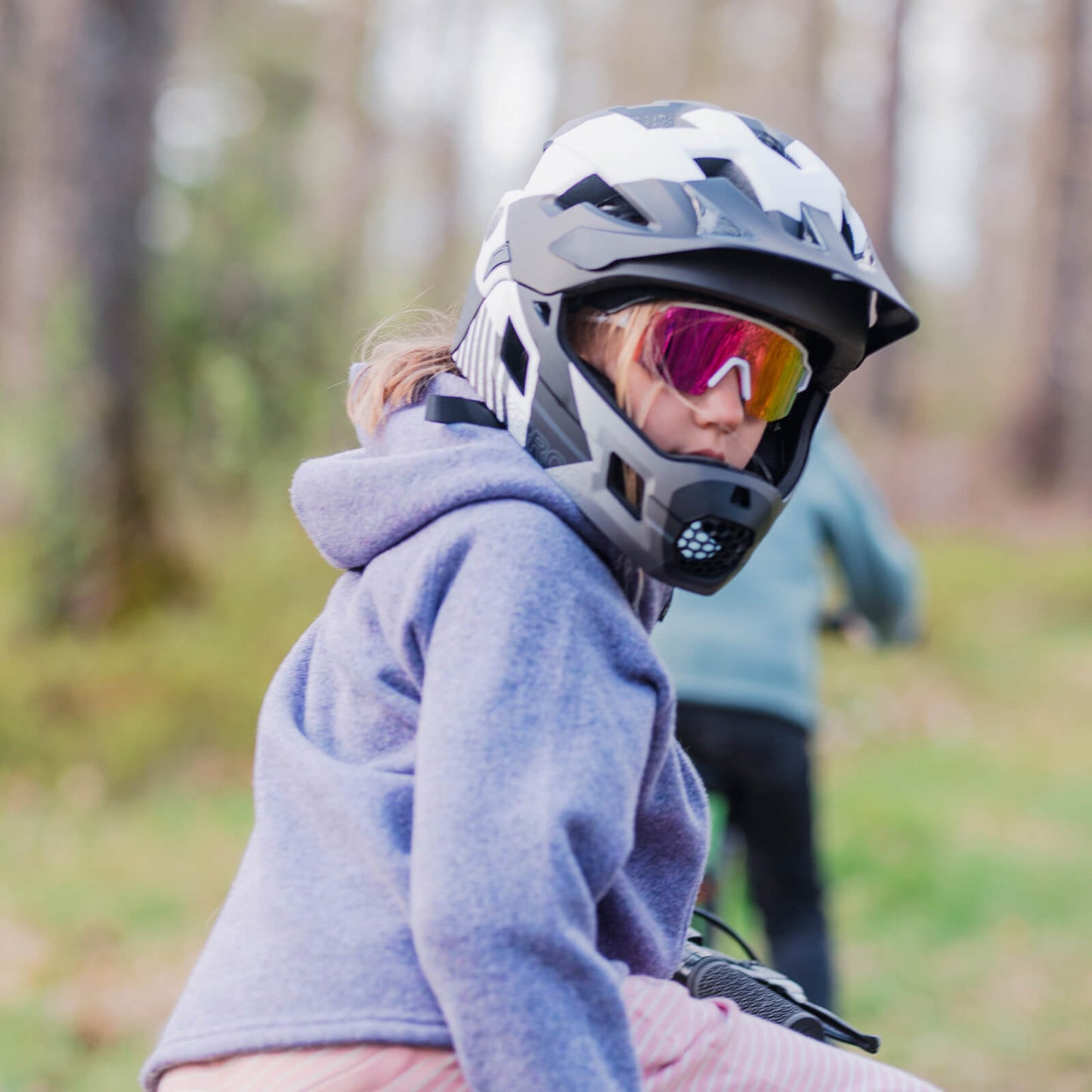 ROCKBROS Kinderhelm BMX MTB Downhill Helm mit Abnehmbarem Kinnschutz und Krempe