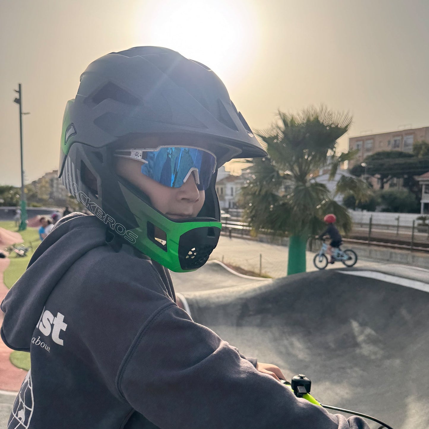 ROCKBROS Kinderhelm BMX MTB Downhill Helm mit Abnehmbarem Kinnschutz und Krempe