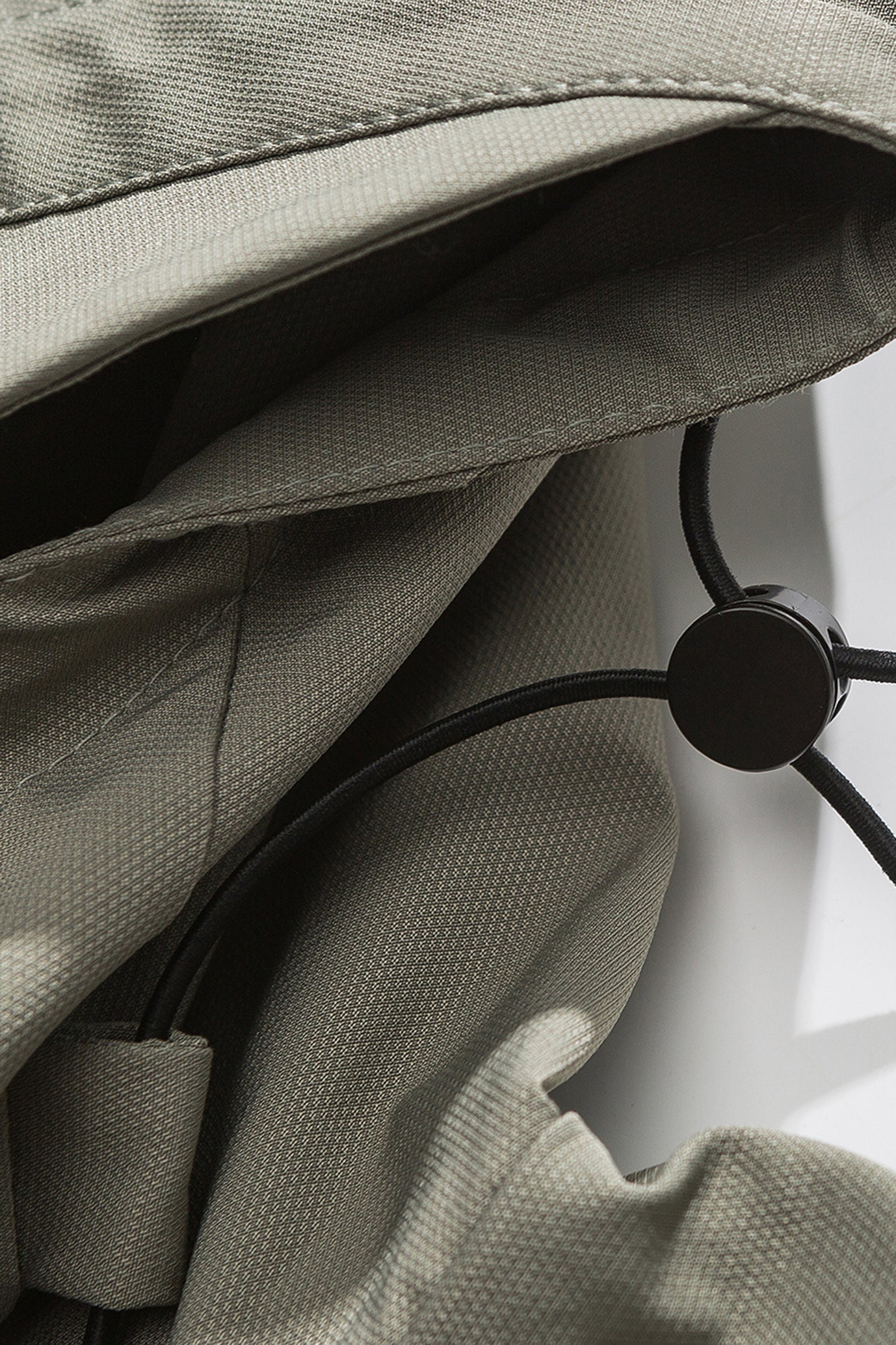 Vatnsheldur jakki með lappaðum vösum í ljósolívu